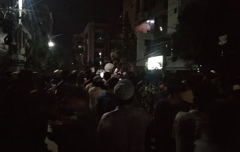 Agitated mob in front of the office of KMP deputy commissioner